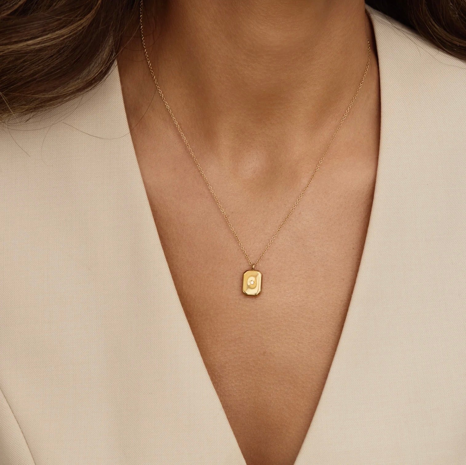 Collar “Stela Solar” - Medallón rectangular con Circonita y Grabado de Estrella