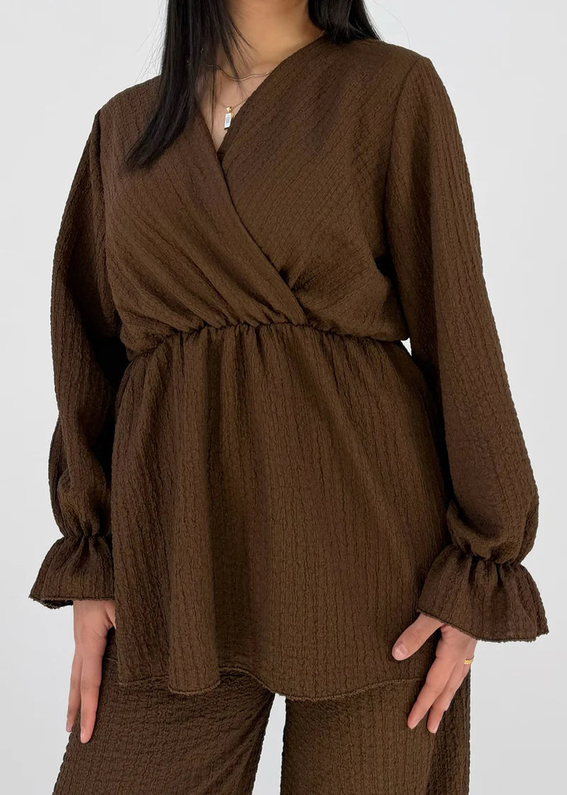 Conjunto con top cruzado y cintura elástica