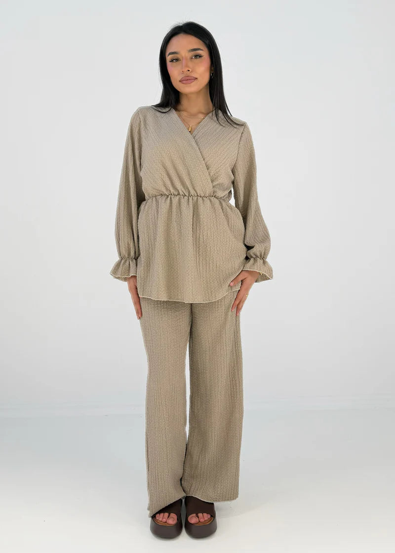 Conjunto con top cruzado y cintura elástica