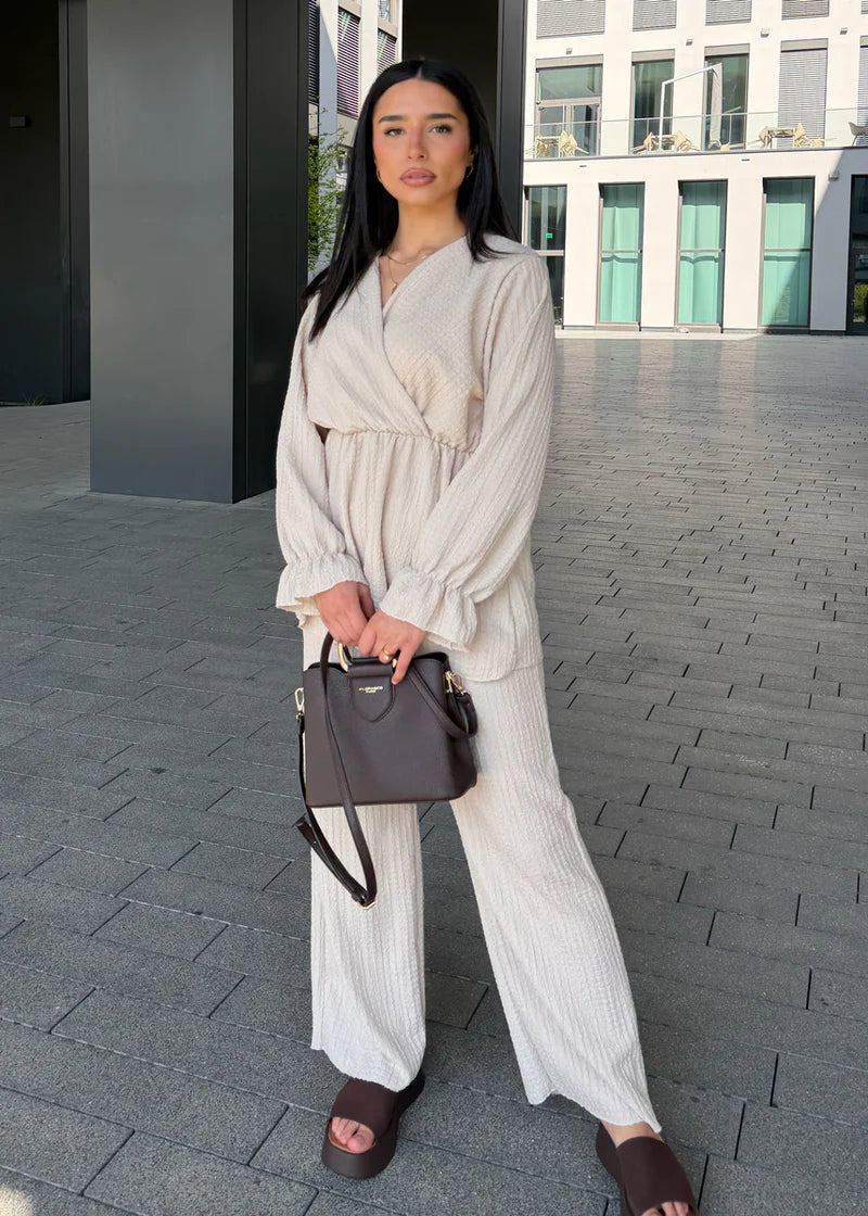 Conjunto con top cruzado y cintura elástica