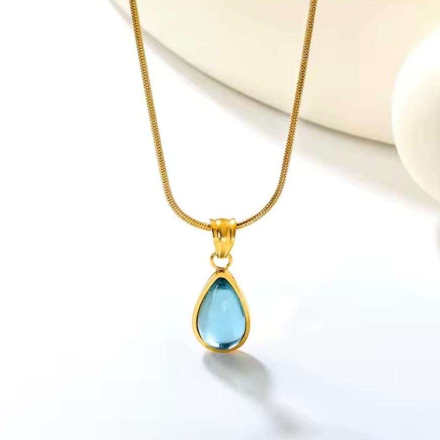 Collar “Gota de Mar”-Colgante de Topacio en Cadena de Serpiente Bañada en Oro