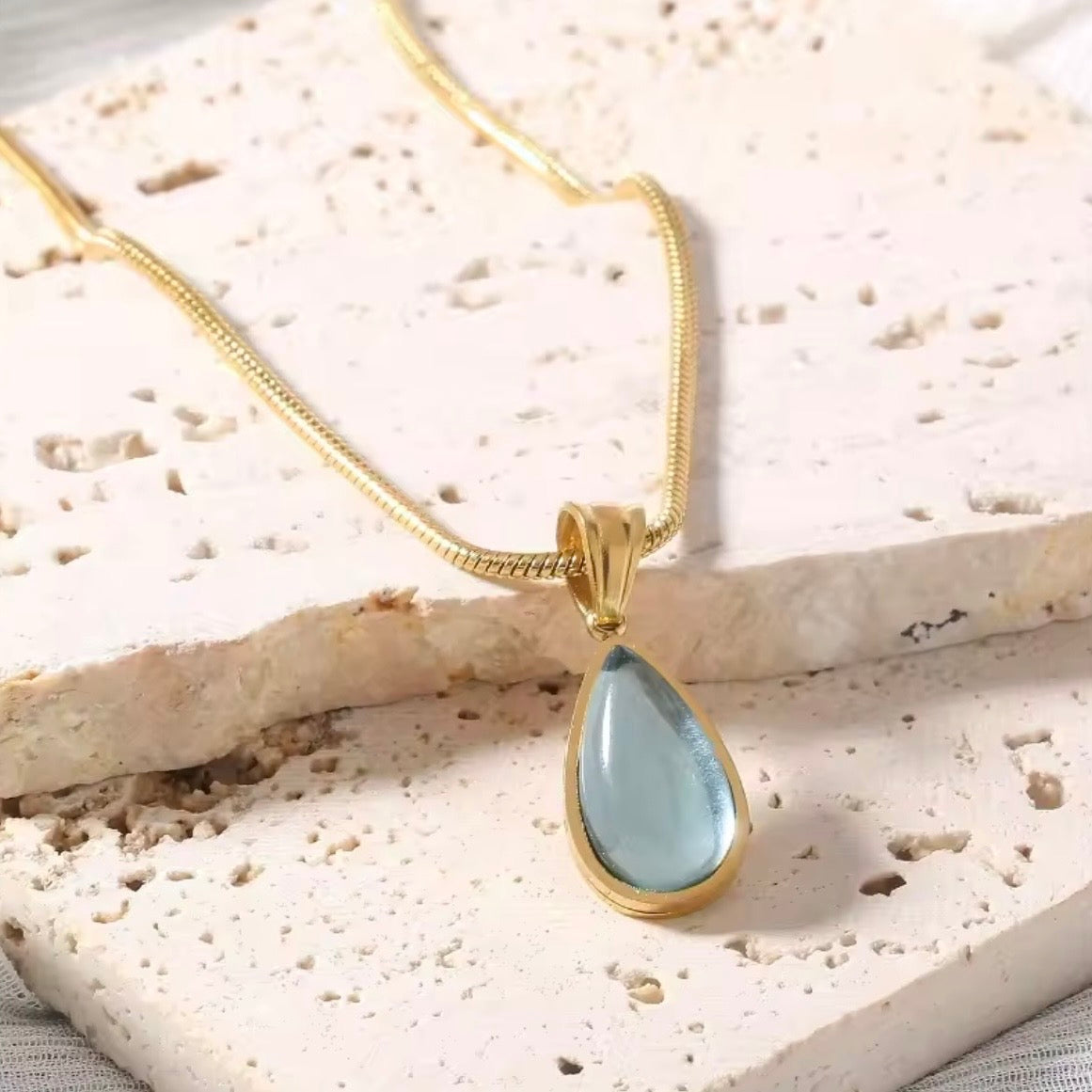 Collar “Gota de Mar”-Colgante de Topacio en Cadena de Serpiente Bañada en Oro