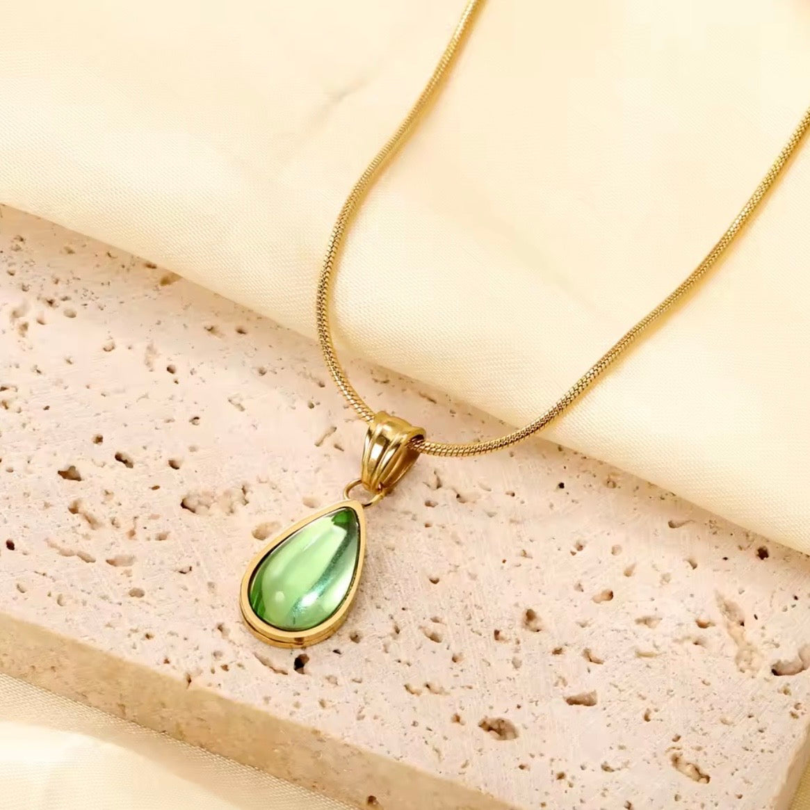 Collar “Gota de Mar”-Colgante de Topacio en Cadena de Serpiente Bañada en Oro